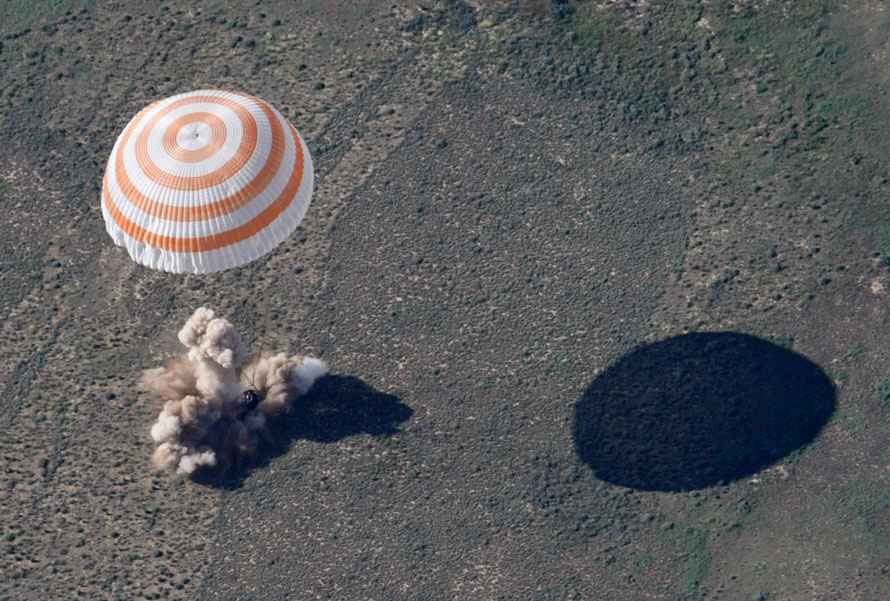 Русский Союз приземление из космоса фото, Soyuz space capsule astronaut photo